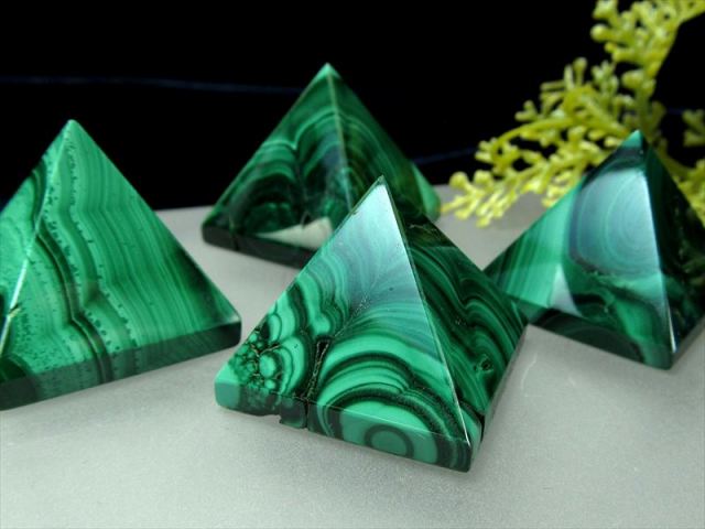 マラカイト ピラミッド Mサイズ 1個売り 重さ21g-26g前後 魔除け 肉体