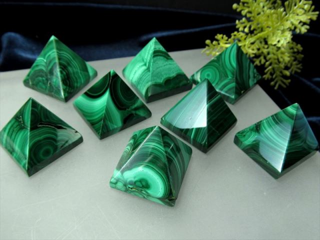 マラカイト ピラミッド Mサイズ 1個売り 重さ21g-26g前後 魔除け 肉体