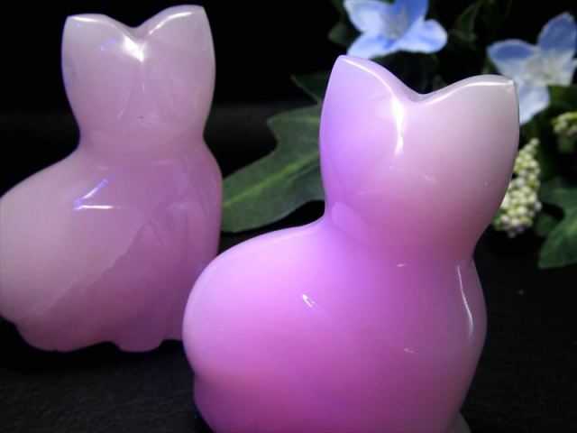 UVライトでピンクに蛍光1個売り ピンクカルサイト ねこ型置物 高さ約53mm 重さ55-60g前後 キュートなにゃんこ型 マンガノカルサイト 淡いミルキーピンク 妖艶なピンク発光 愛する能力を高める石 方解石