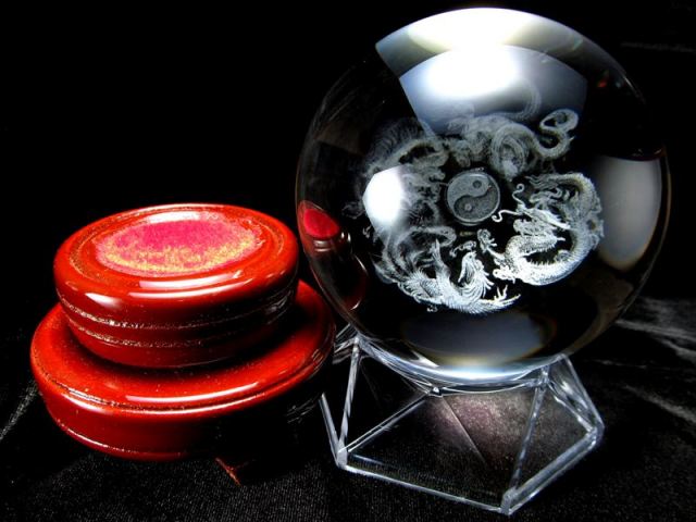 四大神獣陰陽 クリスタルガラス製 丸玉 専用台座付き 直径約80mm 