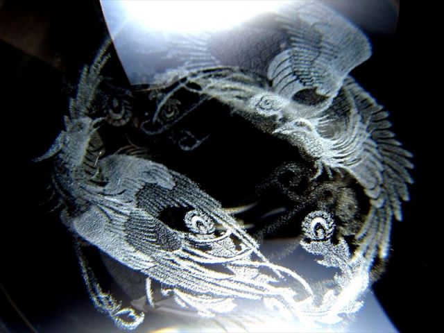 2羽の鳳凰 クリスタルガラス製 丸玉 専用台座付き 直径約80mm レーザー彫刻 幻想的に浮かび上がる彫刻 吉祥の霊鳥 夫婦和合の象徴 置物 人工水晶 inmy
