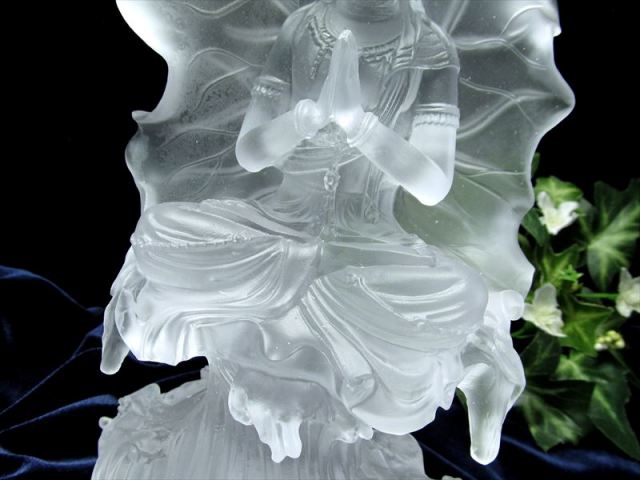 陶器製 おもろ 観音像 約25cm 蓮の花の台座付き 