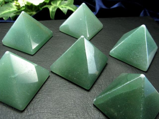 艶々天然石ピラミッド【アベンチュリン ピラミッド 置物】1個売り 幅約