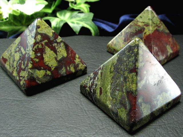 天然石 置物 Amazon.co.jp: 天然水晶 クリスタル 三角型 ピラミッド さざれ石 浄化