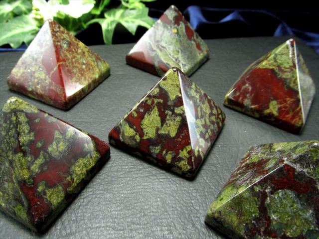 艶々天然石ピラミッド【ドラゴンブラッドジャスパー ピラミッド 置物