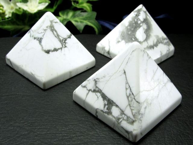 艶々天然石ピラミッド【ハウライト ピラミッド 置物】1個売り 幅約35mm