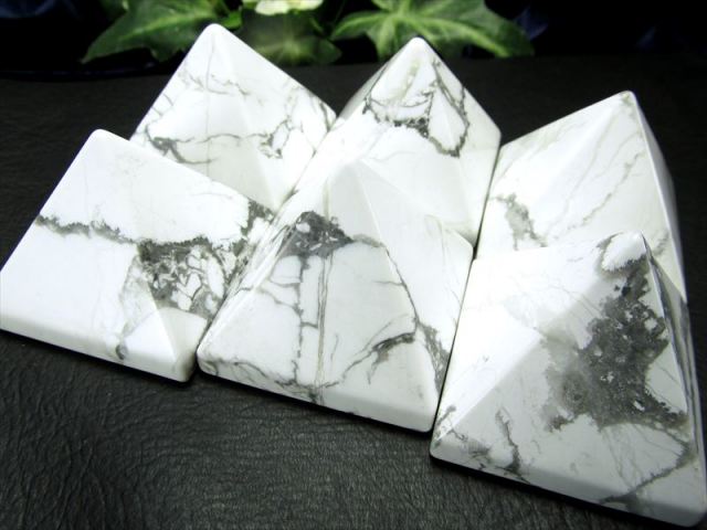 艶々天然石ピラミッド【ハウライト ピラミッド 置物】1個売り 幅約35mm