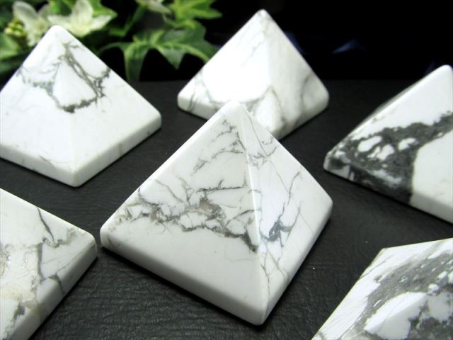 艶々天然石ピラミッド【ハウライト ピラミッド 置物】1個売り 幅約35mm