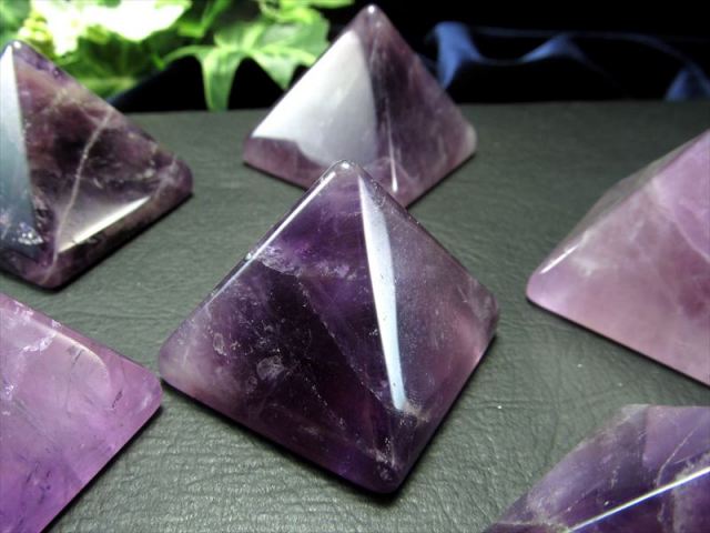 高品質　アメジスト 三角　ピラミッド 450ｇ アメシスト 高品質 アメジスト 三角 ピラミッド 450g アメシスト 虹が凄い