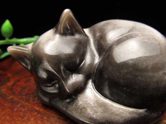 限定セール 小ぶりな手のひらサイズ 愛おしいお昼寝にゃんこ 最大幅約5.5cm-6cm 猫型置物 シルバーオブシディアン シラー有り 癒しの眠り猫 黒曜石 メキシコ産  置物