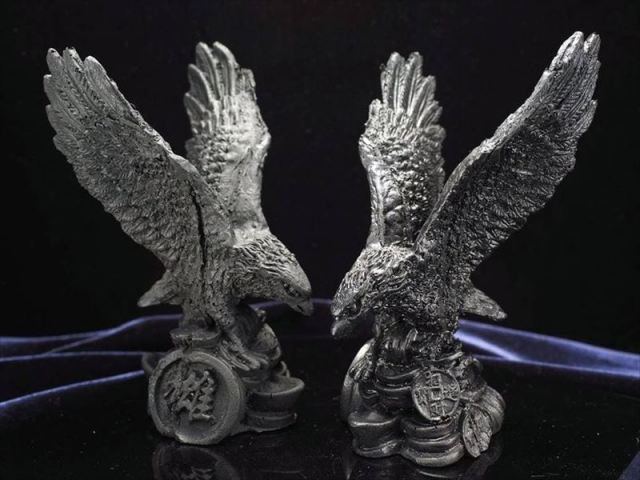 シュンガイト(シュンガ石)鷲置物 高さ約11cm×幅約6cm お金を鷲掴み