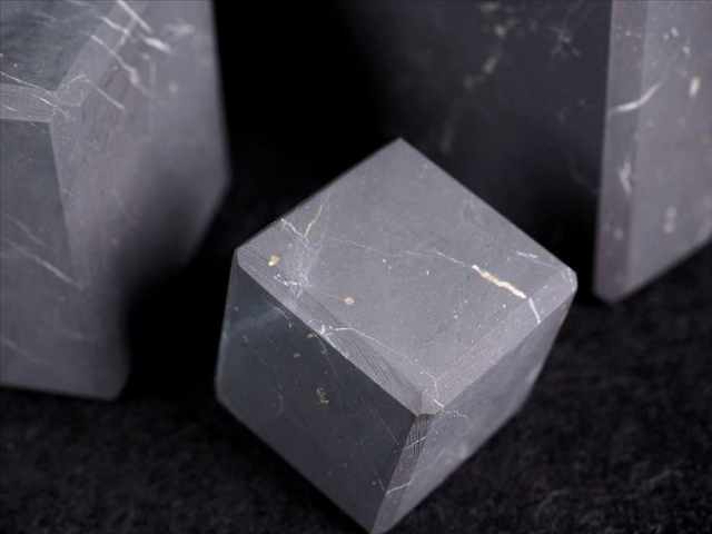 艶なしマットタイプ Mサイズシュンガイト(シュンガ石)キューブ 幅約4cm