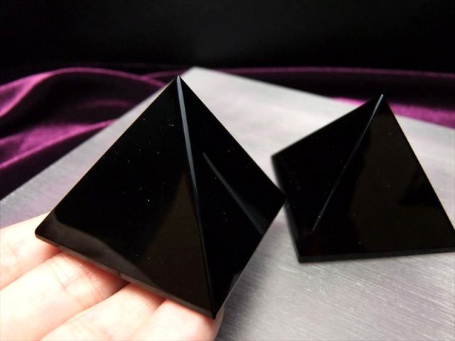 大 オブシディアン 黒曜石 ピラミッド置物 縦60mm 横60mm 高さ40mm 魔除け 厄除けの石 メキシコ産 Comrose