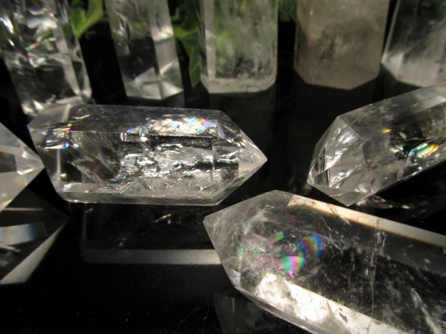 【水晶　ポイント】 虹入り　水晶　ポイント 楽天市場】虹入り レインボー 水晶 ポイント 六角柱 □種類お
