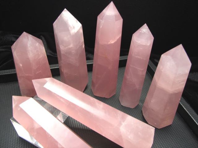 ディープローズクォーツ ポイント(六角柱) 50g-60g 濃いピンクの紅水晶
