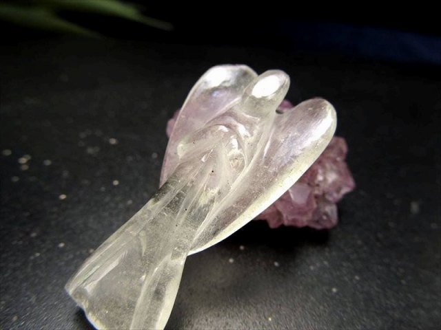 リビアングラス エンジェル 彫刻置物 縦約34mm 約3.6g 幸福を運ぶ天使モチーフ エジプト政府採掘禁止 入手困難な逸品 隕石由来のインパクトガラス 1点物 エジプトサハラ砂漠産