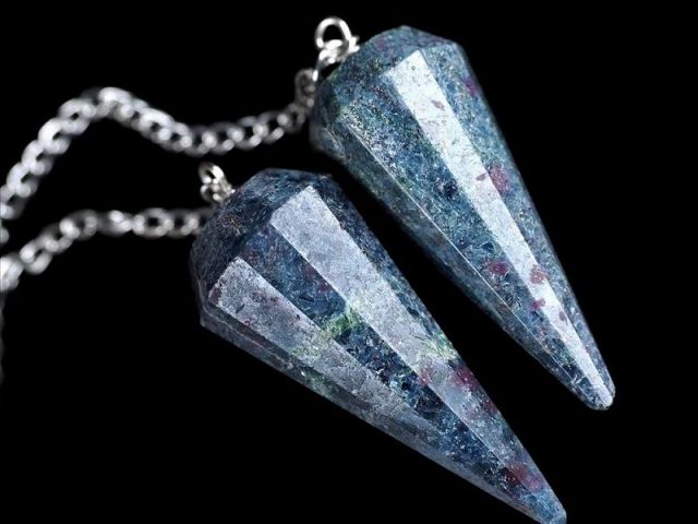 ルビーインカイヤナイト カット ペンデュラム 縦約30mm-45mm 1個売り 希少ストーン使用 ダウジングの必需品 冷静と情熱を兼ね備えた希少石 インド産