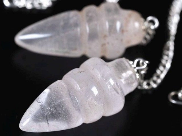 ヒマラヤ水晶 カルナック型 ペンデュラム 縦約27mm-40mm 1個売り ダウジングの必需品 浄化力の強い希少水晶 世界最古のペンデュラムモチーフ ヒマラヤ山脈産