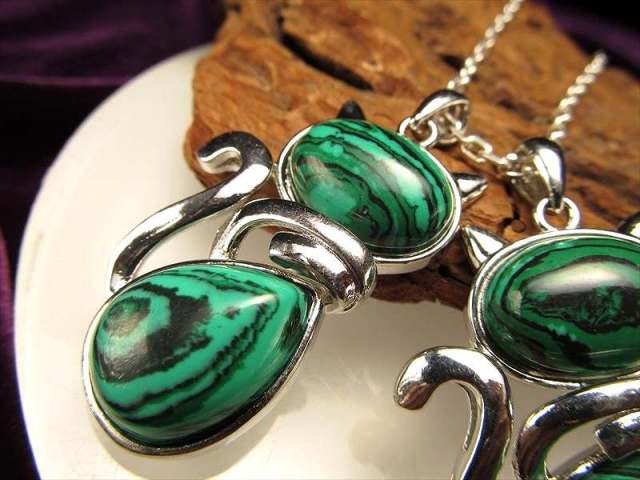 マラカイト にゃんこペンダントトップ 縦約44mm(バチカン含まず) 1個売り にゃんこモチーフ つやつや猫ちゃん ブラジル産