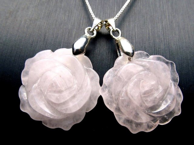 ローズクォーツ 薔薇彫り ペンダントトップ 重さ5g前後 縦横25mm前後 