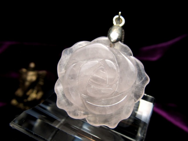 ローズクォーツ 薔薇彫り ペンダントトップ 重さ5g前後 縦横25mm前後 