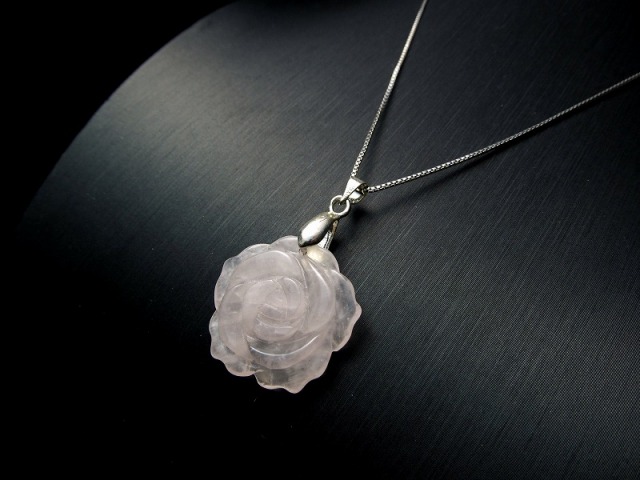 ローズクォーツ 薔薇彫り ペンダントトップ 重さ5g前後 縦横25mm前後 
