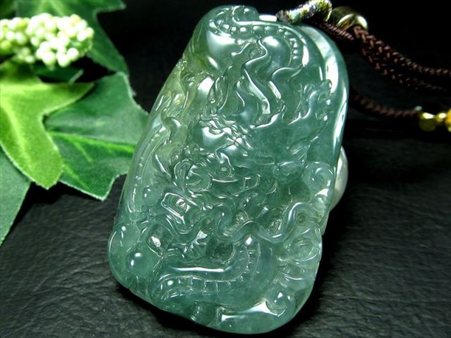 立体的な翡翠彫刻アクセサリー 緑龍 彫刻 ヒスイ(ジェイド) ネックレス