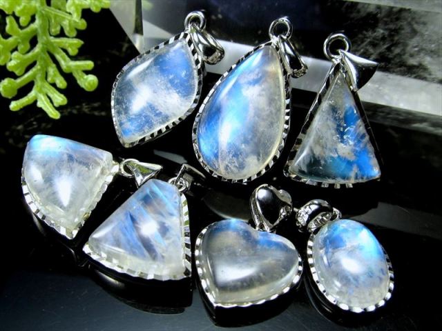 青く光る！ブルームーンたんのネックレスたん！