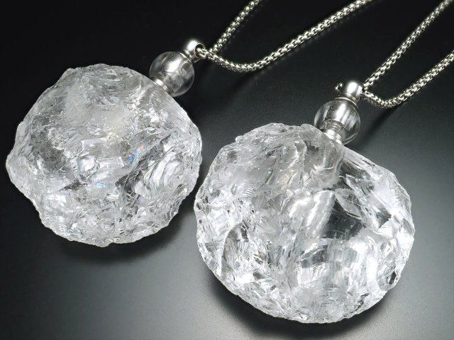 【水晶ラフロック アロマボトル ネックレス】 高さ約5.5cm チェーン長さ約70cm 便利なスポイト付き 天然石ボトルに癒しの香りをしのばせて【ブラジル産】