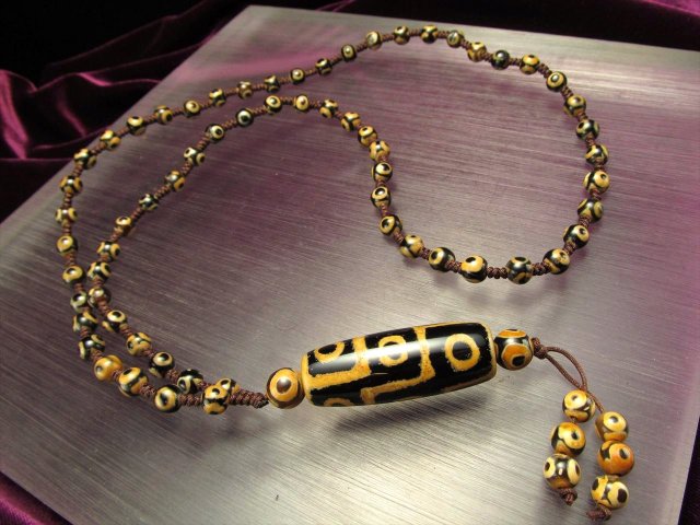 090189 希少✨瑪瑙不動明王彫り天珠16＊28ミリ✨天地眼【美品