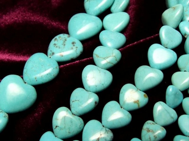 可愛らしい水色のハート型 10mmサイズ 一連 ハウライトターコイズ 染色 ハート型ビーズ石 幅約8mm 約40cm