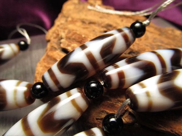 四線虎牙天珠 チベット天珠 お守り 最強の魔除け 馬蹄痕入り