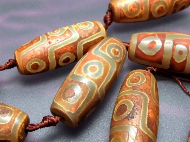 101913 セール❗️天然琥珀九眼天珠、貫通穴、8.4＊29.6ミリ