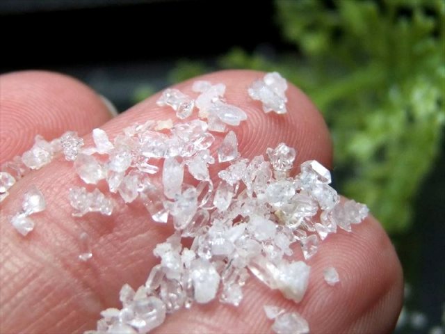 まるで星の砂 極小 水晶ダブルポイント&カルサイト結晶