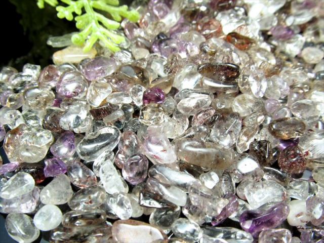 小粒タイプ スーパーセブン さざれ クリスタル 200グラム 多鉱物を閉じ込めた水晶 浄化用 粒の大きさ 約3ミリ-7ミリ パワーストーン 天然石
