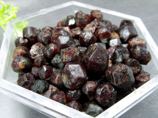 ナチュラルタイプ 濃厚色 ガーネット ラフ原石さざれ 一袋100グラム