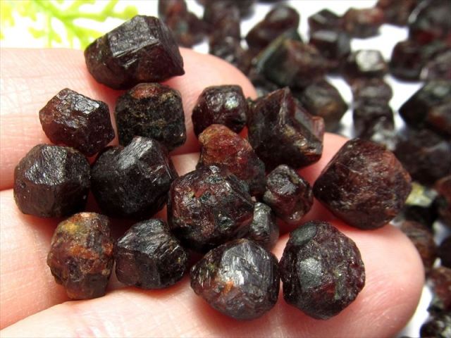 ナチュラルタイプ 濃厚色 ガーネット ラフ原石さざれ 一袋100グラム