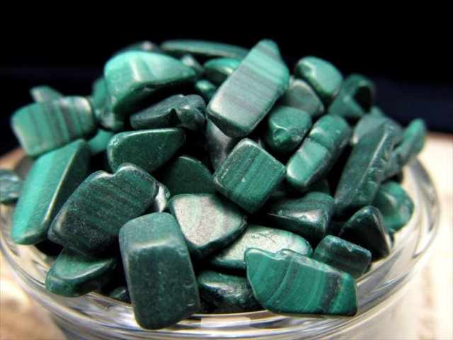 マラカイト さざれ 1袋約100g 粒約5mm-12mm 鮮やかグリーン 邪気をはね返すパワー 孔雀石