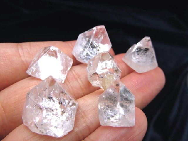 極上アポフィライト(魚眼石)結晶ポイント詰め合わせ約25グラム 粒の大きさ 約8-18ミリ希少な極上結晶ポイント 強力な浄化の石インド産