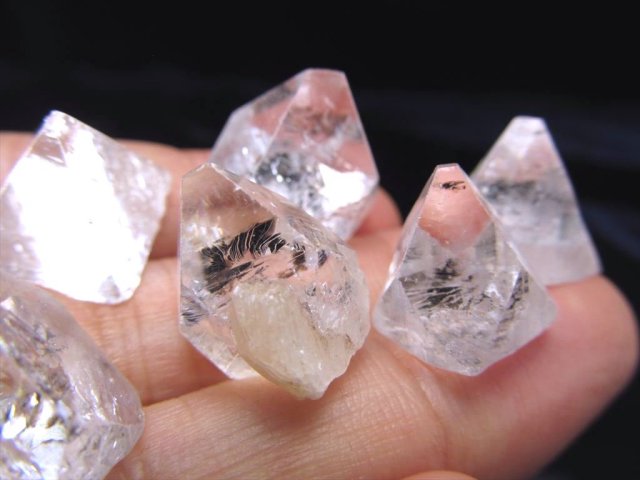 ★特選一石★希少☆強力な浄化の石【極上アポフィライト『魚眼石』結晶ポイント】❤️ 極上アポフィライト(魚眼石)結晶ポイント詰め合わせ約25グラム 粒の