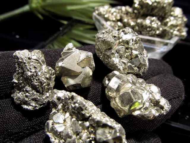大粒タイプ パイライト 結晶 さざれ 約300g入り 粒の大きさ約10mm-25mm 上品に煌くパイライト結晶 高級感のある光沢 強力な邪気払いの石 大サイズ ペルー産