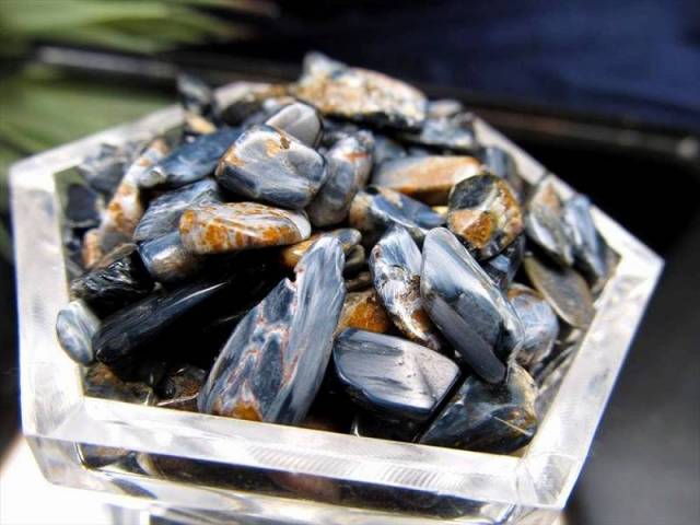 小粒タイプ ピーターサイト さざれ 約100g入り 粒の大きさ約3-17mm 別名 テンペストストーン（嵐の石） 目標達成のお守り 浄化・インテリアに サザレ石 ナミビア産