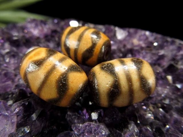 ミニ天珠 四線虎牙天珠(しせんこがてんじゅ) 全長約16mm 1個売り ギャンブル必勝・強運獲得・競争勝利 ころんと可愛いミニ天珠