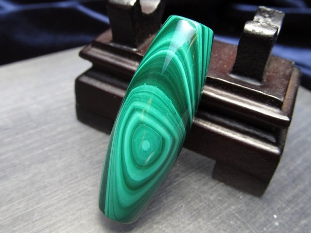 希少 天珠型 天眼マラカイト 大サイズ 長さ約40.1mm 1個売り 天珠型ビーズ 極上グリーン 邪眼除け・肉体と精神を癒す石 孔雀石 コンゴ産