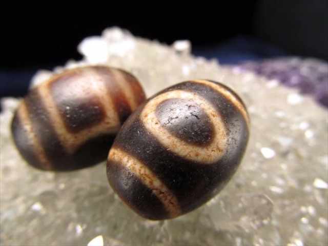 紫*様 超激レア珍品‼︎ 古代老礦石　馬蹄痕　黒朱砂　古代三眼天珠 通常500, 超激レア‼︎ 天地ニ眼天珠 小売業者 超激レア‼︎ 老鉱石 ニ眼天珠 黒