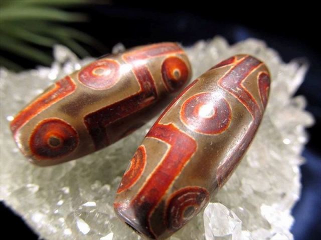 女性にピッタリミニサイズ 九眼 黒鳶赤紋天珠(くがんくろとびせきもんてんじゅ) 全長約29mm 1個売り インパクトのある赤色模様 チベット発祥の厄除け・開運お守り 立身出世・願望実現・合格祈願、必勝祈願