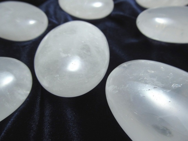 水晶 ホットストーン 重さ 約70-80グラム 大きさ約6cm×4cm