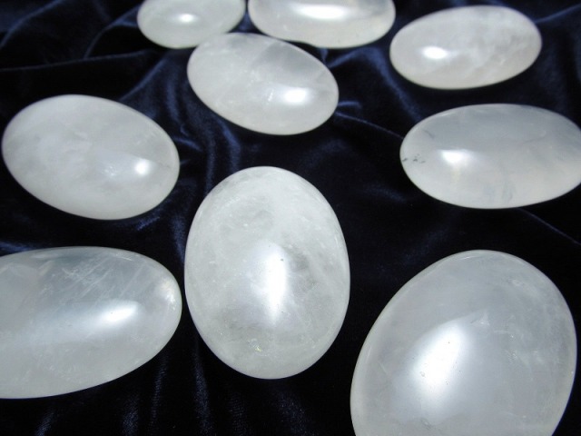 水晶 ホットストーン 重さ 約70-80グラム 大きさ約6cm×4cm