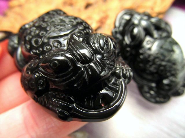 黒曜石三本脚錢蛙