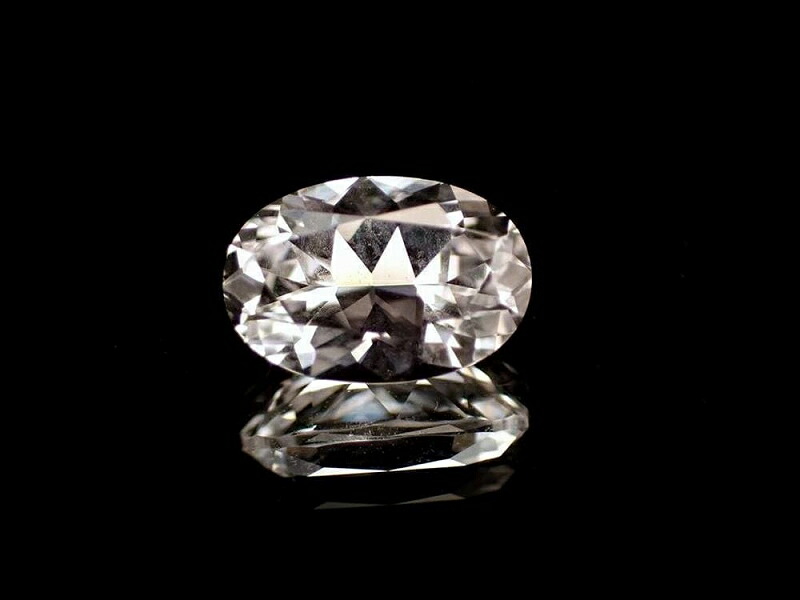 鑑別書付属 極上品質 宝石質 ホワイト・フェナカイト ルース オーバルカット 縦約7.7mm 横約6mm 厚さ約4mm 約1.15ct ロシアンフェナカイト 1点物 ルースケース付属 ロシア産